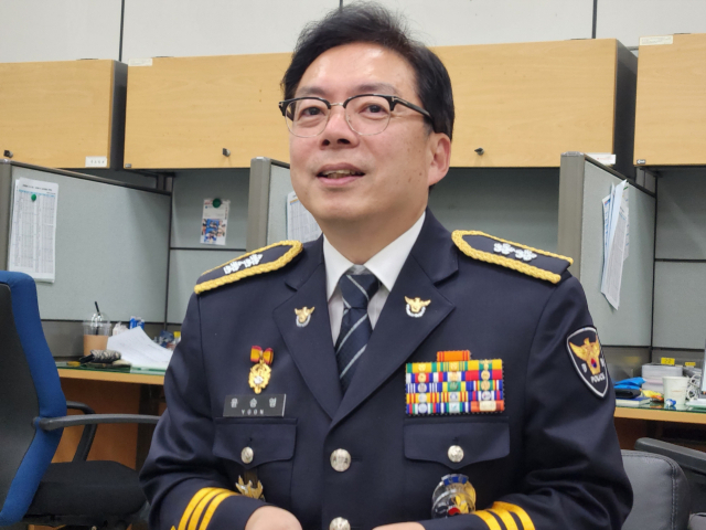 윤승영 신임 대전경찰청장이 30일 취임식을 갖고 기자실을 방문해 취임 소감을 말하고 있다. 사진=김성준 기자