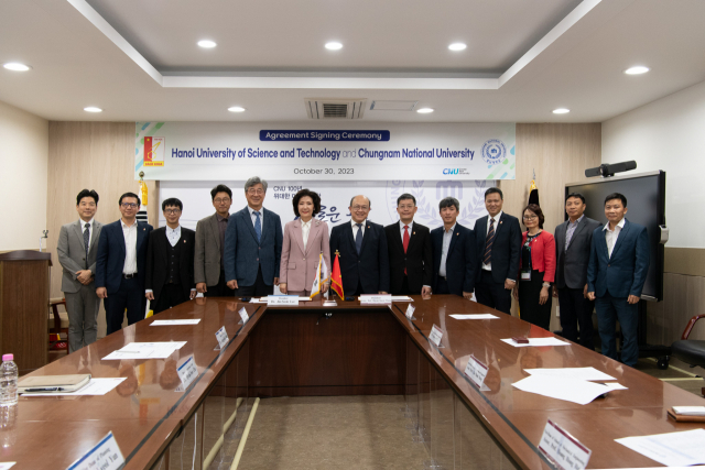 국립대 최초로 ‘글로벌 오픈캠퍼스’ 구축을 추진하고 있는 충남대가 베트남 하노이과학기술대학과 공동 교육 및 연구를 위한 합의각서(MOA)를 체결했다. 충남대 제공