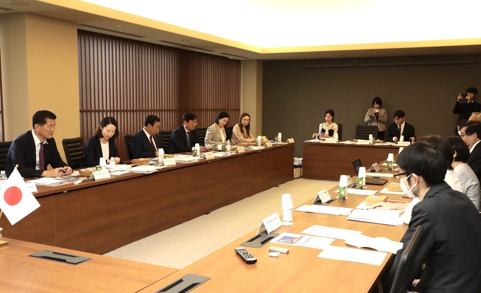 일본을 방문 중인 최민호 세종시장(왼쪽 세 번째)이 31일 양자컴퓨터센터를 방문, 센터 관계자들과 대화하고 있다. 2023.10.31 [세종시 제공. 재판매 및 DB 금지]