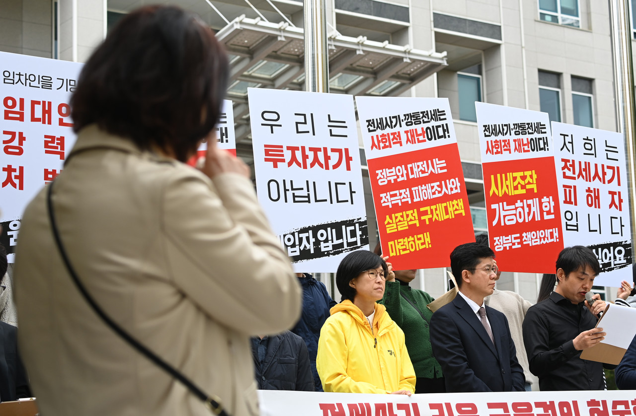 대규모 전세사기 피해가 잇따르는 가운데 1일 대전 전세사기 피해자 대책위원회가 대전시청 북문 앞에서 A새마을금고가 허술한 관리와 무분별한 대출로 피해자를 양산한다고 주장하는 기자회견을 열고 경찰의 수사를 촉구하고 있다. 이경찬 기자 chan8536@cctoday.co.kr