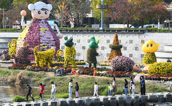 가을이 깊어가는 1일 대전 유성구 유림공원 일대에서 열린 유성국화전시회를 찾은 시민들이 국화를 관람하며 가을 낭만을 즐기고 있다. 이경찬 기자 chan8536@cctoday.co.kr
