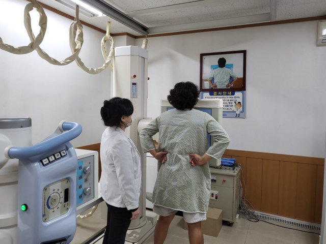 광혜원 보건지소에서 X-ray 검사가 이뤄지는 모습. 진천군 제공
