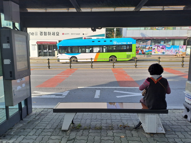 1일 오전 한 승객이 온열의자가 설치된 청전동 시내버스 승강장에서 버스를 기다리고 있다. 제천시 제공.