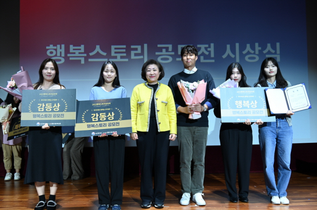 대전지역사회서비스지원단 소속 대학생 서포터즈가 보건복지부와 중앙사회서비스원이 주최하는 ‘2023년 지역사회서비스 행복스토리 공모전’에서 상을 받았다. 대전시사회서비스원 제공