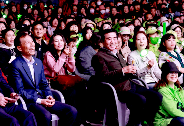 지난 4일 대천해수욕장 내 머드광장에서 열린 '2023 보령 김 축제'가 8만 여명의 관광객이 몰리면서 대성황을 이뤘다. 보령시 제공