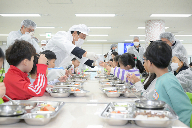 최민호 세종시장이 7일 집현동 나루초등학교에서 배식 활동을 펼치고 있다. 사진=세종시 제공