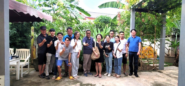 배재대학교가 2017년부터 라오스에서 진행한 국제 공적개발원조사업이 한국연구재단의 최종평가에서 '우수' 를 받았다. 사진은 라오스 도자기로 유명한 반잔느아 마을에서 사업 관계자들이 시설을 둘러보는 모습. 배재대 제공