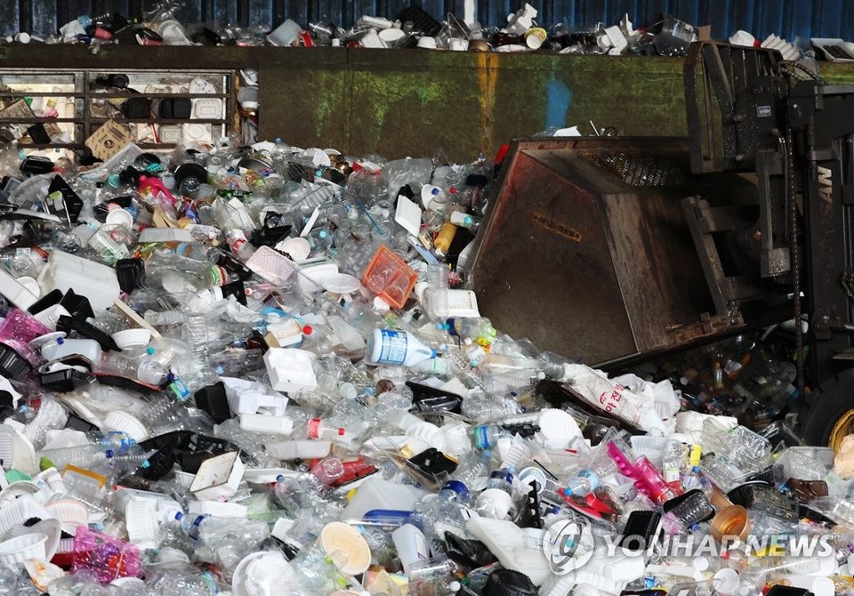 재활용센터에서 플라스틱 재활용 쓰레기가 쌓여 있다. 2023.4.21xanadu@yna.co.kr