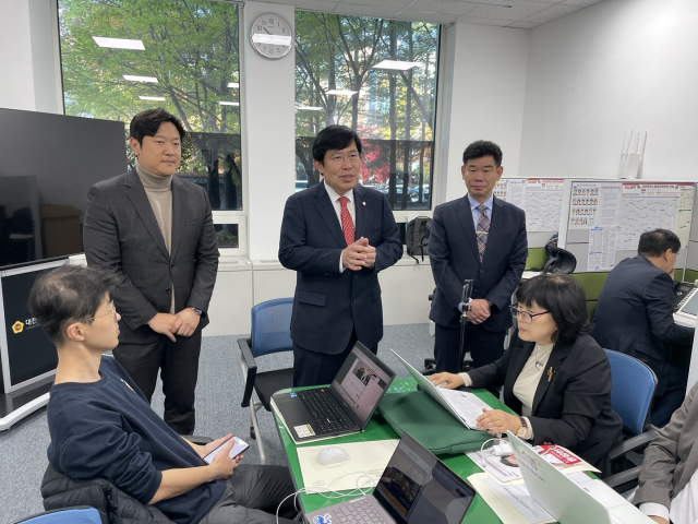 국민의힘 윤창현 국회의원(비례대표·대전 동구당협위원장·사진 가운데)이 8일 대전시의회 기자실을 방문해 충청권 메가시티 소외론에 대한 입장을 밝히고 있다.사진=윤경식 기자.