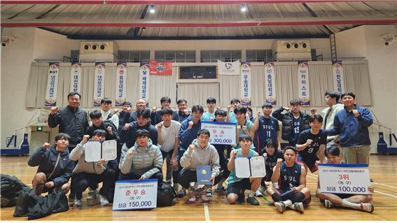 ‘2023 대전시 대학생활체육축전’ 농구 종목에 참가해 수상한 팀들이 기념 촬영을 하고 있다. 대전시대학생활체육연맹 제공