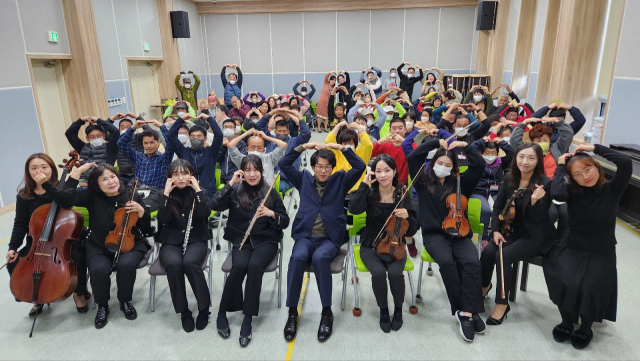 태안군장애인복지관(관장 이종만)은 지난 7일 태안 심포니 오케스트라와 함께하는 ‘모닝 콘서트’를 개최했다.