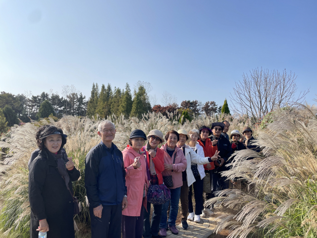 태안 백화노인복지관(태안장로교회 운영)은 27일 2023년 인지활동서비스 ‘한국에자이와 함께하는 뇌건강학교’와 ‘허브정원에서 만나는 가을’ 프로그램을 진행했다.