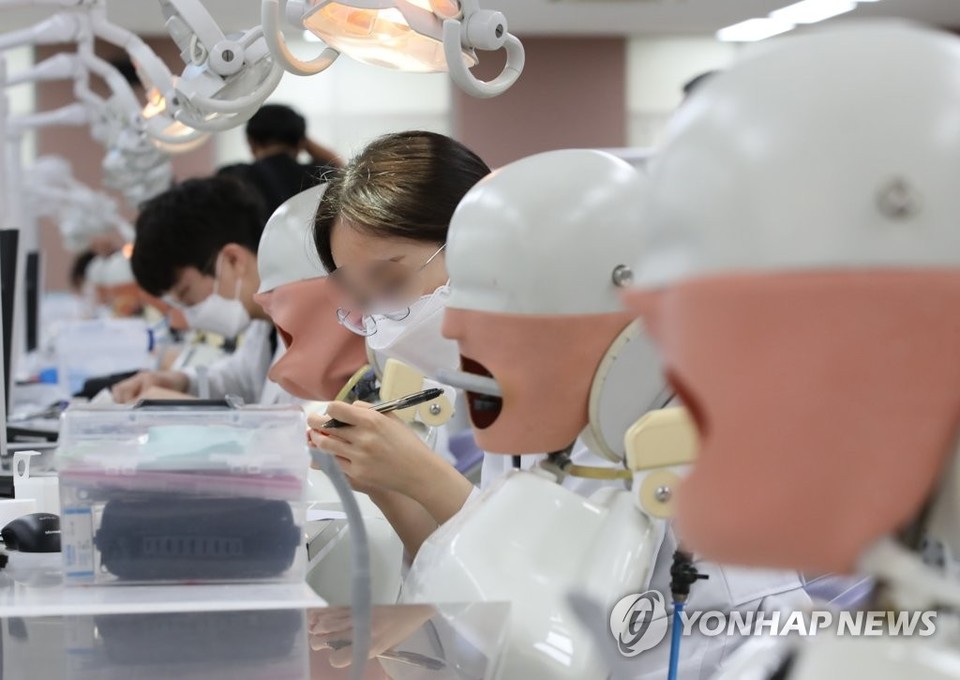 치과의사 국가 실기시험에 응시한 예비 치과의사들이 실기시험을 준비하고 있다. 사진=연합뉴스.
