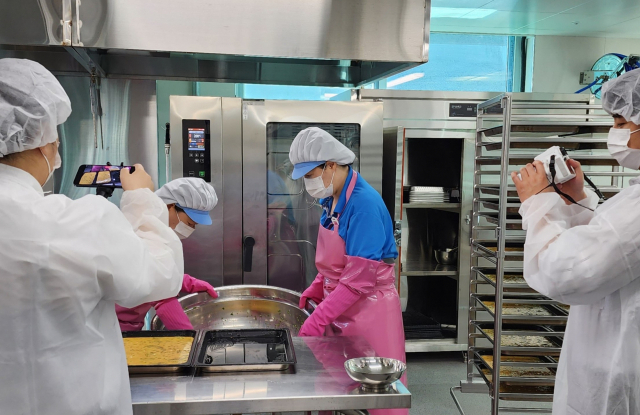 충남 학교 영양교사와 조리종사자들이 급식실 내 발생하는 발암물질 예방을 위해 오븐조리 영상을 자체 제작하고 있다. 사진 충남교육청 제공