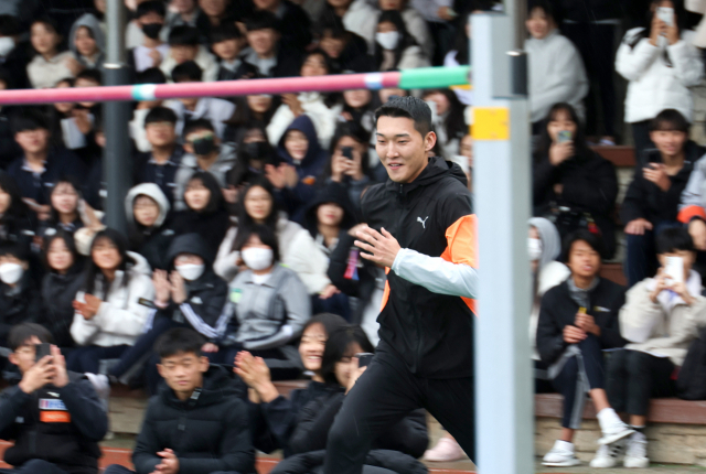 높이뛰기 국가대표 우상혁 선수가 지난 17일 대전송촌중학교에 재능기부를 실시하는 모습. 대전시교육청 제공