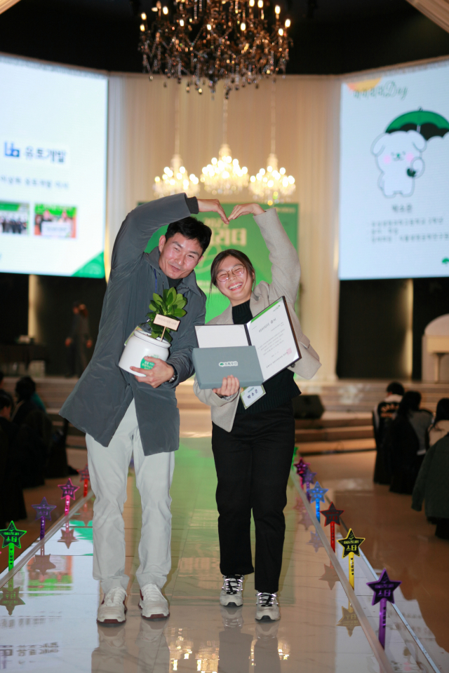 17일 대전 유성컨벤션웨딩홀에서 열린 초록우산어린이재단 대전지역본부의 ‘2023 아이리더의 날’ 행사에서 이상화 유토개발 이사와 박소은 아이리더가 함께 버진로드를 행진하고 있다. 초록우산어린이재단 제공