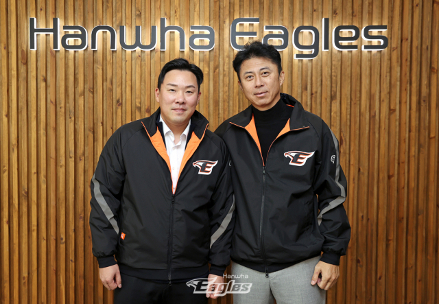 한화이글스 내야수 안치홍(왼쪽)과 손혁 단장. 한화이글스 제공