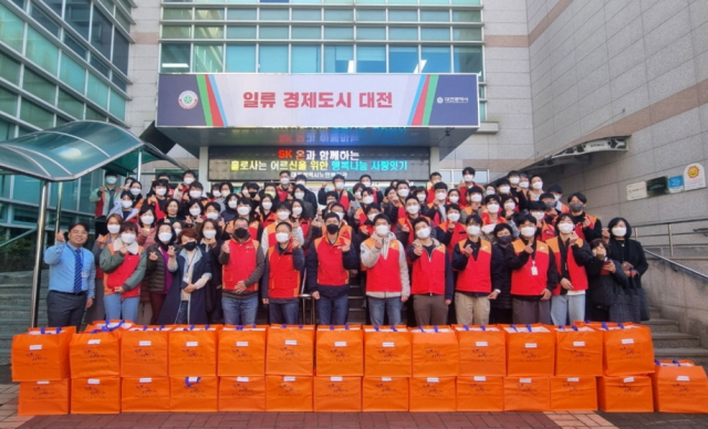 22일 대전시노인복지관에서 중구 지역 100명의 독거노인과 함께한 SK이노베이션 SK1004봉사단(이하 SK1004단)의 2023년 ‘행복나눔 사랑잇기’ 결연 봉사활동이 성료했다.대전시사회서비스원 제공