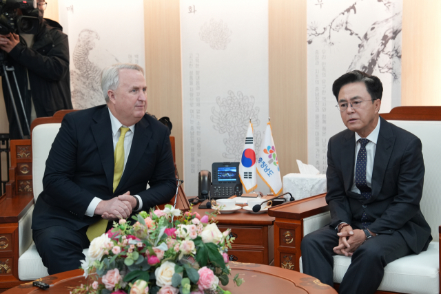 김태흠 충남지사(오)와 인요한 국민의힘 혁신위원장(왼)이 23일 충남도청 접견실에서 대화하고 있다. 김중곤 기자