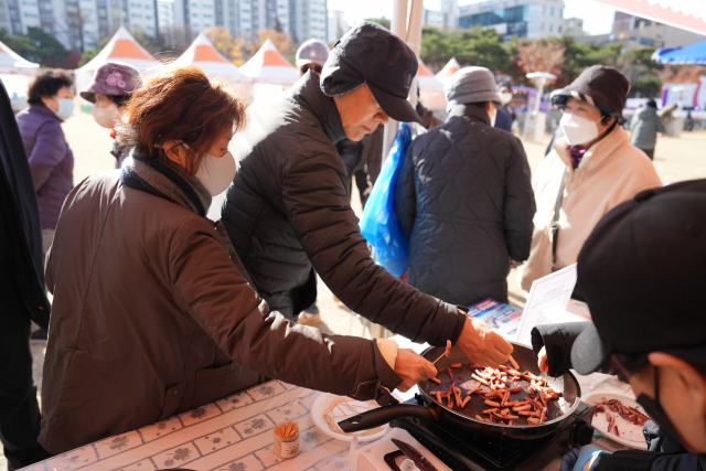 24일 충남 어물전 대축제 수산물 판매 부스에서 오징어 시식행사를 진행하고 있다. 사진=김지현 기자
