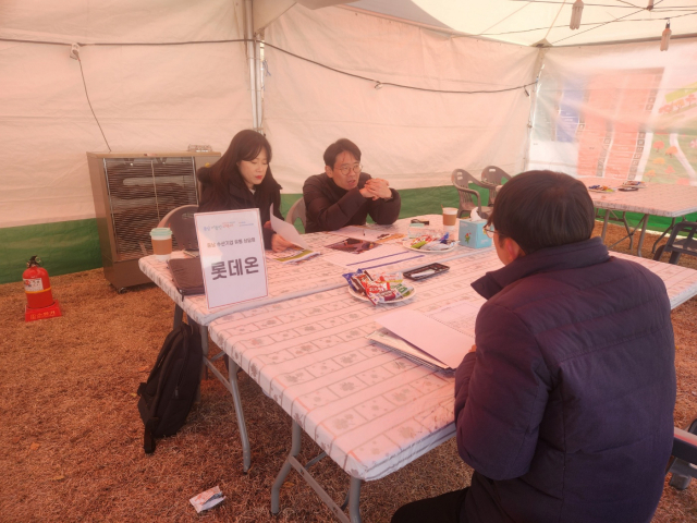 충남지역 수산기업 관계자들이 유통업체 관계자와 판촉 상담을 진행하고 있다. 사진=김지현 기자