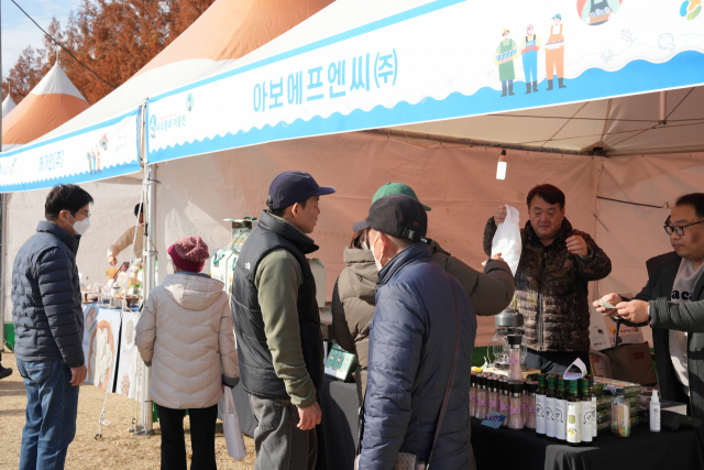 제1회 충남 어물전 대축제가 27일 대전 서대전공원에서 열리고 있다. 김중곤 기자