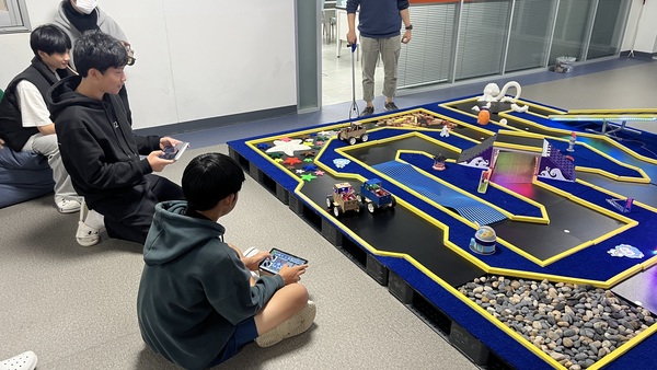 ▲ 청양군청소년재단 청소년문화의집은 2023년 여성가족부 청소년활동 공모사업으로 선정된 ‘청양도 코세권(코딩으로 세우는 교육권리)’를 성황리에 마무리했다.