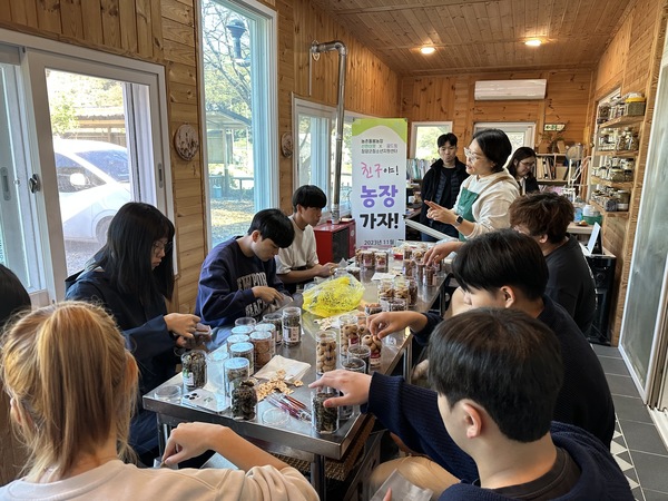 ▲ 청양군청소년재단 학교밖청소년지원센터는 청양고등학교 재학생 11명을 대상으로 지난 7일부터 총 4회기로 학업중단숙려제 자기성장 프로그램을 선한이웃사회적농장에서 진행하고 있다.