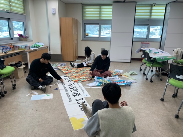 ▲ 청양군청소년재단 청소년문화의집은 지난 18일 청소년수련활동인증제 프로그램 ‘지구 새로고침’(업사이클링 프로그램을 진행했다.