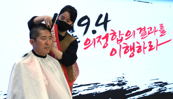 이필수 대한의사협회장이 26일 서울 용산구 대한의사협회에서 열린 의대정원 확대 대응방안 논의를 위한 전국의사대표자 및 확대임원 연석회의에서 삭발하고 있다. 사진=연합뉴스 제공