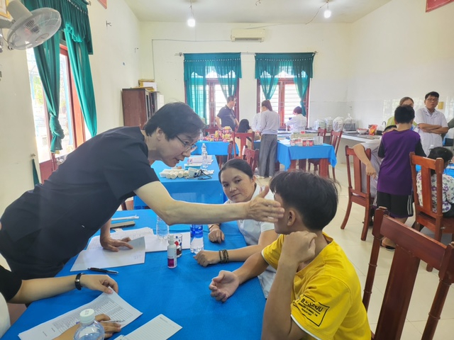 세종충남대학교병원 비뇨의학과 나용길 교수가 베트남 ‘평화의 마을’에서 의료 봉사활동을 펼치고 있다.