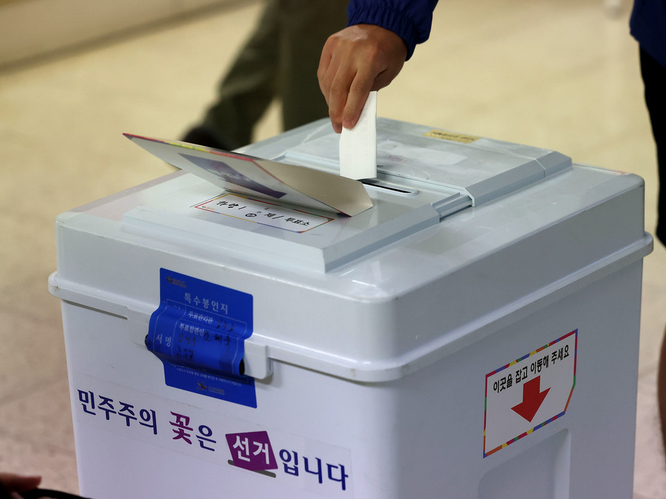 투표소에서 유권자들이 투표를 하고 있다. 사진=연합뉴스.