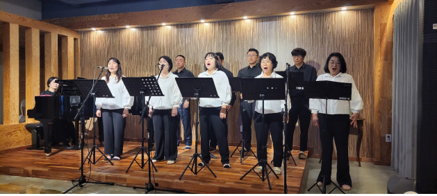 홍성YMCA의 느린학습자 부모 중창단 '두드림'이 지난 19일 조르주상드 아트홀에서 첫 정기공연을 펼치고 있다.