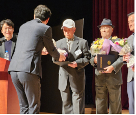 지난달 31일 충남문예회관에서 열린 '제8회 어르신 대축제'에서 홍성군 노인종합복지관의 김진영 어르신이 충남지역 사회복지 유공자로 수상하고 있다.