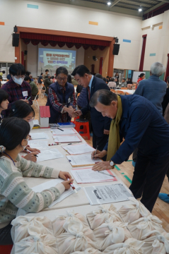 지난 11일 홍성 홍동초등학교 체육관에서 홍동 지역아동센터 설립을 위한 100인 원탁회의가 진행됐다.