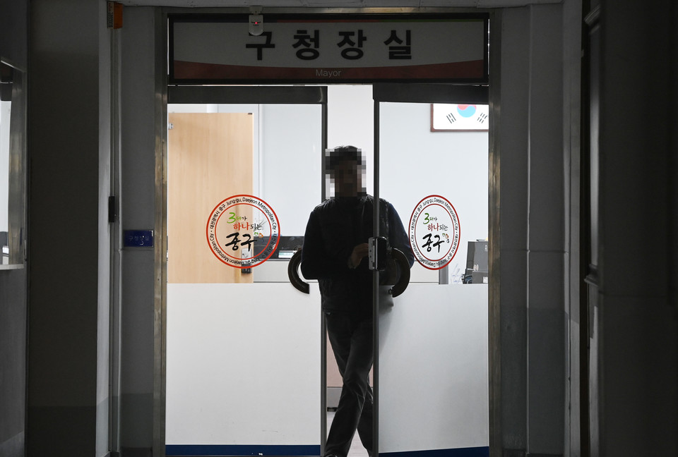 30일 공직선거법 위반 혐의로 기소된 김광신 대전 중구청장이 당선무효형 확정으로 직위가 상실된 가운데 구청장실에 적막감이 흐르고 있다. 공직선거법에서는 당선인이 징역 또는 100만원 이상의 벌금형을 선고 받을 경우 당선을 무효로 한다고 규정하고 있다. 이경찬 기자 chan8536@cctoday.co.kr