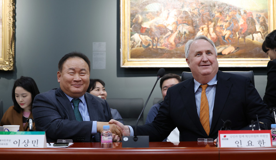 국민의힘 인요한 혁신위원장과 더불어민주당 이상민 의원이 지난 11월 21일 오후 대전 한국과학기술원(KAIST)에서 만나 인사하고 있다. 이 의원은 이날 국민의힘 혁신위 강연자로 나섰다. 2023.11.21 사진=연합뉴스.