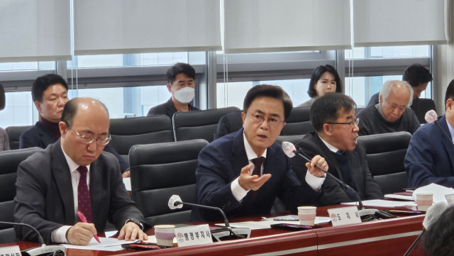 김태흠 충남지사가 13일 도청 중회의실에서 열린 실국원장회의에서 말하고 있다. 김중곤 기자
