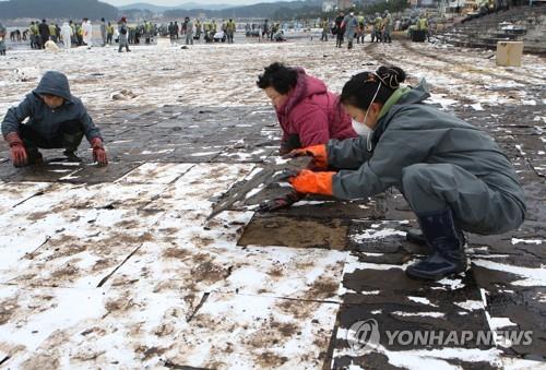 2007년 12월 충남 태안에서 발생한 대형 유류 유출 사고 당시 방제작업을 펼치는 자원봉사자들의 모습 [문화재청 제공. 재판매 및 DB 금지]
