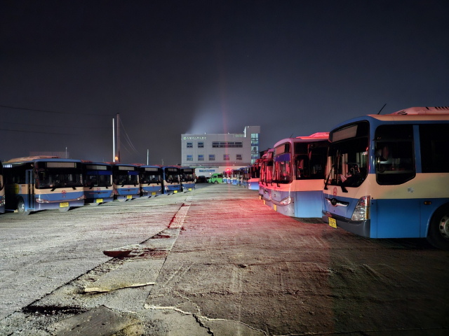 10일 서산 서령버스㈜ 본사가 어둠에 잠긴 가운데 버스가 줄지어 서 있는 모습. 김덕진 기자