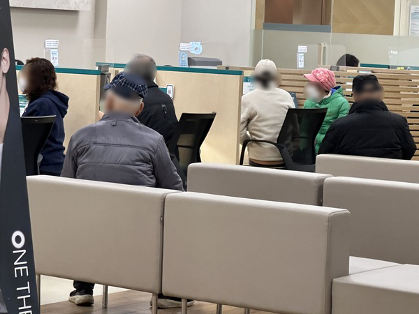 ▲ 15일 정오경 방문한 대전 대덕구의 한 은행 지점에 고령층 고객들이 상담을 받거나 대기하고 있다. 사진=서유빈 기자