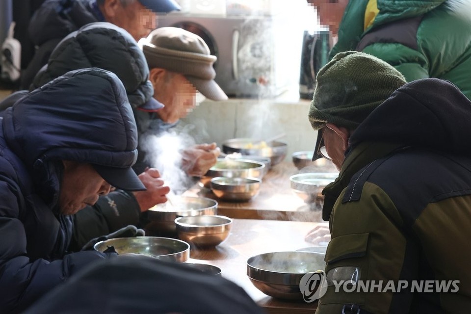 무료급식소를 찾은 노인들이 식사를 하고 있다. 사진=연합뉴스. 