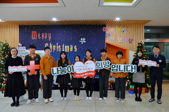 대한적십자사 대전세종지사는 중구 대흥동에 위치한 성모초등학교에서 희망나눔성금 전달식을 진행했다고 19일 밝혔다. 대전세종적십자사 제공