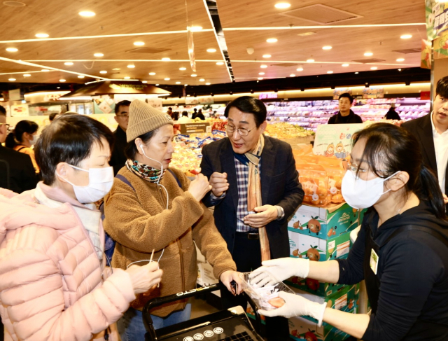이용록 홍성군수가 19일 홍콩에서 홍성 특산품인 홍희딸기 판매전을 개최했다. 사진 홍성군 제공