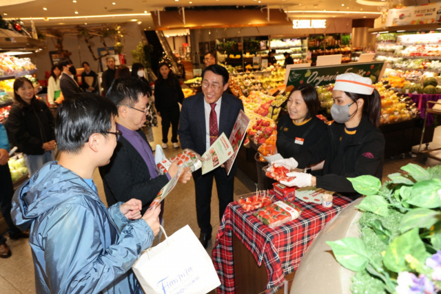 이용록 홍성군수가 19일 홍콩에서 홍성 특산품인 홍희딸기 판매전을 개최했다. 사진 홍성군 제공