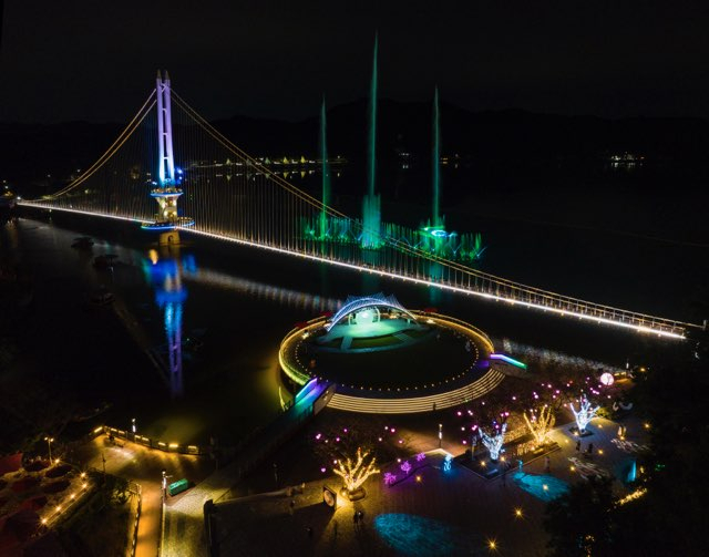 ‘2023 대한민국 밤밤곡곡 100선’에 선정된 예당호 출렁다리 야경. 예산군 제공