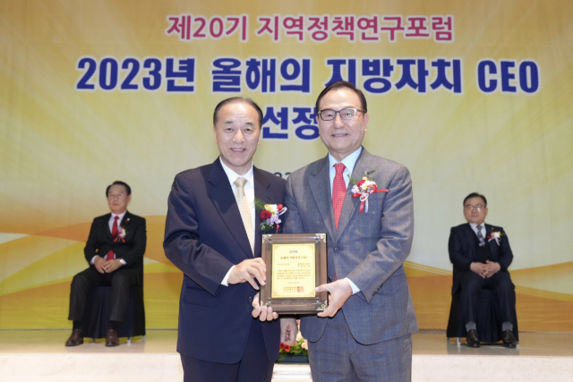 박상돈 천안시장이 20일 (사)한국공공자치연구원에서 주관한 ‘2023 올해의 지방자치 CEO’로 선정됐다. 천안시 제공.