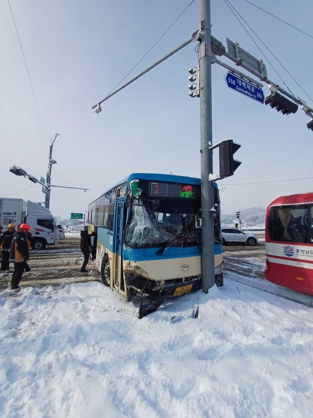 21일 충남 서천에서 버스가 빙판길에 미끄러져 신호등과 부딪치는 사고가 발생했다. 충남소방본부 제공
