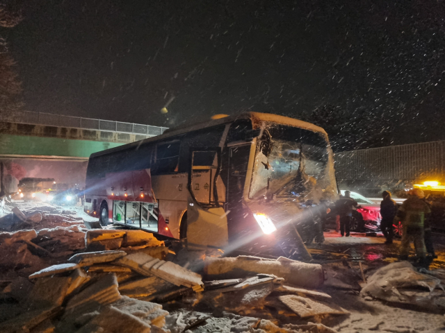 21일 오전 충남 당진시 서해안고속도에서 고속버스 등 차량 9종 추돌사고가 발생해 1명이 숨지고 13명이 다쳤다. 충남소방본부 제공