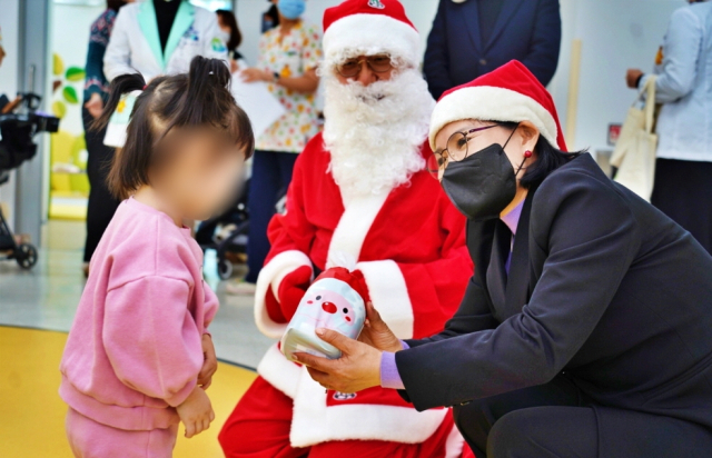 21일 대전시사회서비스원은 대전세종충남·넥슨후원 공공어린이재활병원을 찾아 입원 환아 60명에게 크리스마스 선물을 전달하고 마술 공연을 펼치는 ‘싸안타가 간다’ 프로그램을 운영했다.대전시사회서비스원 제공